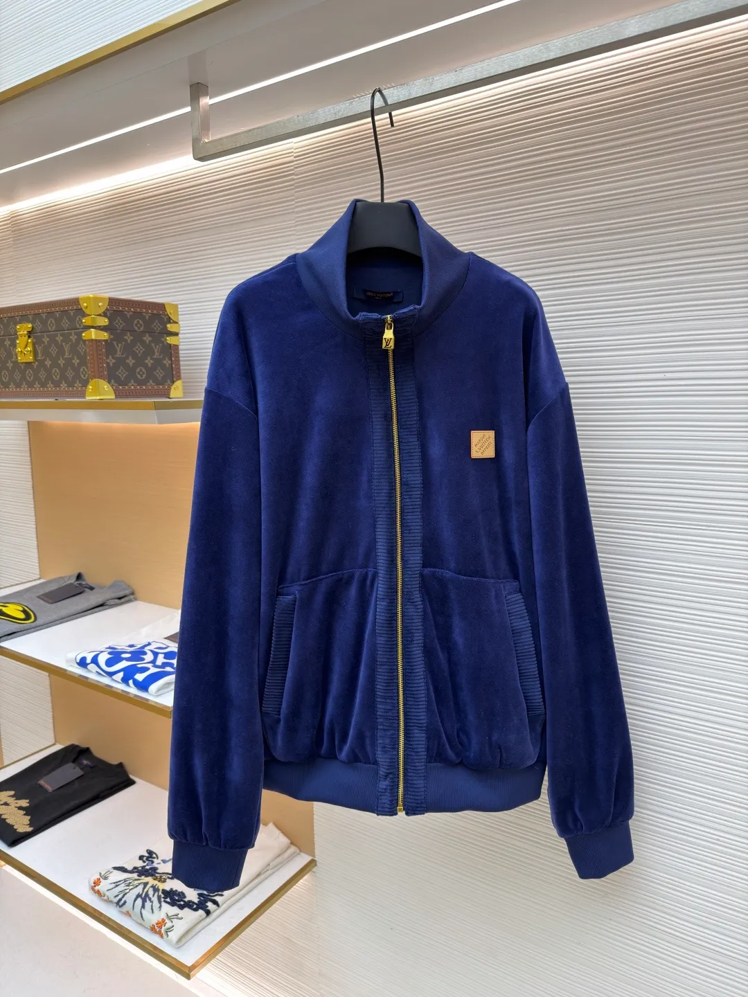 LOUIS VUITTON velvet zipper pocket ribbed long-sleeved jacket ●Original version: Purchased and developed by 20433 ●Item number: 1682205-C30 ●Fabric: velvet fabric ●Technology: knitting ●Color: navy blue ●Version: fitted version ●Weight: about 945 grams ●Size: S-M-L-XL ●Description: This navy blue velvet zipper jacket is made of high-density custom-woven velvet fabric, which has been washed and brushed. The suede is short, dense and shiny, and feels soft and skin-friendly. It is also pre-shrunk to avoid shrinkage and deformation after wearing. The neckline is a stand-up collar and is equipped with a custom-made brass zipper. The chain teeth are made with polished gold-plated washing technology, which is smooth, wear-resistant and not easy to oxidize. The sides and pockets of the body adopt accordion pleat three-dimensional splicing technology, supplemented by high-elastic rib edges of the same color, taking into account the stiffness of the fit and wearing comfort. The left chest is inlaid with a metal nameplate logo, which is made by etching and painting. The details are made of double-needle overlock sewing. The stitching is neat and precise. The overall process takes into account both texture and wearability. Each process is subject to quality control inspection to ensure the exquisite presentation of the pattern and details. The overall wiring is straight and delicate, the fabric is comfortable and soft, and the color is consistent without color difference. It can be matched with the same style to create a fashionable look and control various occasions. Customized accessories, complete with three standards, same style for men and women!